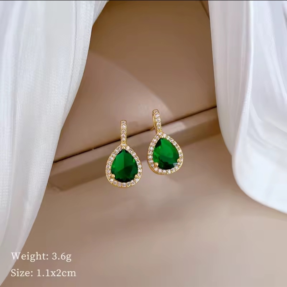 Green Water Droplet Zircon Pendant Necklace Earrings Set

Stainless Steel - Picture 7 of 10
